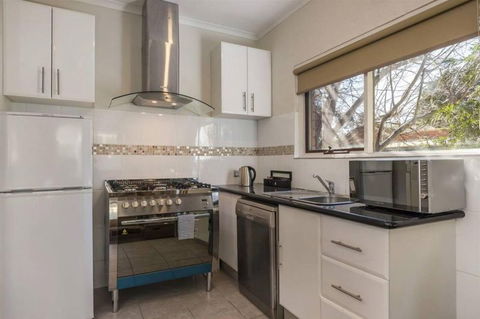 COMFORT INN COACH AND BUSHMANS - Accommodation Broome 5