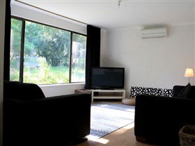 Clare Cottage On Wendouree - Accommodation Broome 0