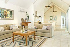 Absolute Beachfront Belongil Summerhouse - Accommodation Broome 1