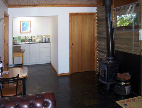 McLaren Ridge 1 - McLaren Ridge Log Cabins - Accommodation Broome 2