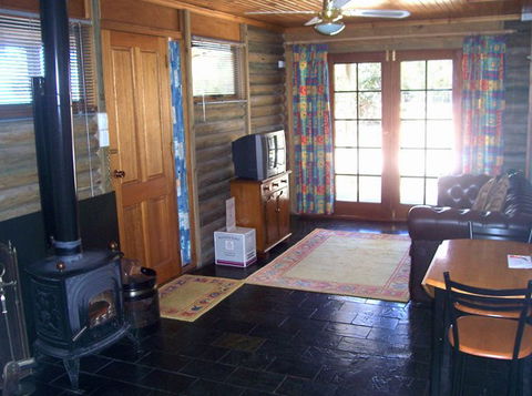 McLaren Ridge 1 - McLaren Ridge Log Cabins - Accommodation Broome 4