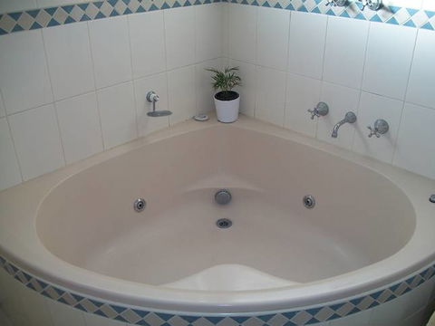 Beachside Apartment - Hove - Accommodation Broome 2