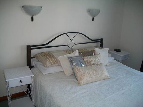 Beachside Apartment - Hove - Accommodation Broome 5