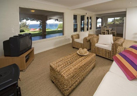 Absolute Waterfront At Hyams Beach - Elandra - Accommodation Broome 4