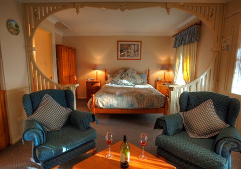 Honeysuckle Cottages And The Rocks Restaurant - Accommodation Broome 0