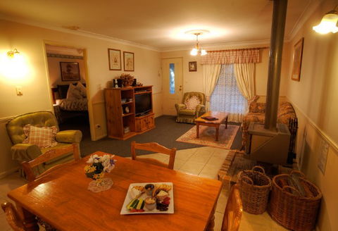 Honeysuckle Cottages And The Rocks Restaurant - Accommodation Broome 2