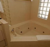 McNevins Warwick Motel and Gunyah Restaurant - Accommodation Broome