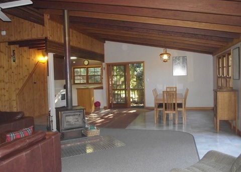 Cedarwood - Holiday Home - Accommodation Broome 1