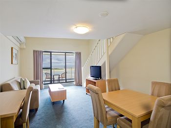 Oaks Waterfront Resort - The Entrance - Accommodation Broome 7