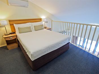 Oaks Waterfront Resort - The Entrance - Accommodation Broome 8