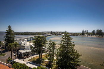 Oaks Waterfront Resort - The Entrance - Accommodation Broome 40