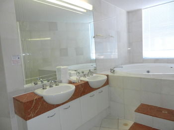 Beachside Resort - Kawana Waters - Accommodation Broome 36