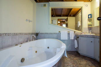 A Camelot Tower & Penthouse - Accommodation Broome 50