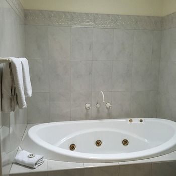 Eltham Gateway Hotel - Accommodation Broome 16