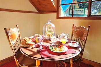 Mary Card's Coach House - Accommodation Broome 11