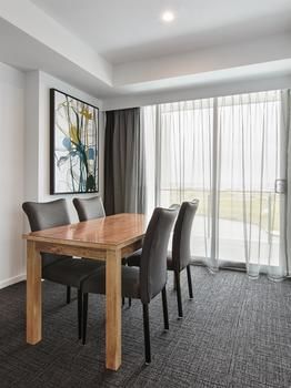 Best Western Plus Lake Kawana Hotel - Accommodation Broome 15