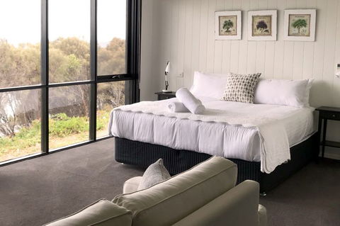 Hamptons On The Bay - Accommodation Broome 6