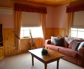 Grand Ole Topiary Cottage - Accommodation Broome 2