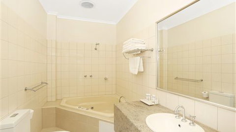 Quality Inn & Suites The Menzies - Accommodation Broome 1
