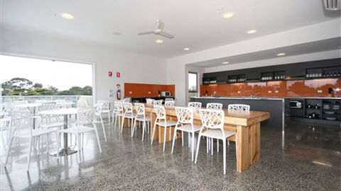The Island Accommodation - Phillip Island YHA - Accommodation Broome 4
