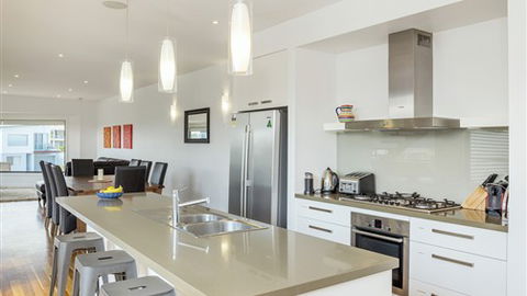 Serenity Torquay Sea View: Luxury Beachfront - Accommodation Broome 1