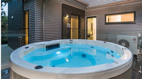 Serenity Torquay Sea View: Luxury Beachfront - Accommodation Broome 7