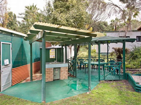 Acclaim Pine Grove Holiday Park - Accommodation Broome 6