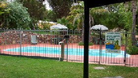Acclaim Pine Grove Holiday Park - Accommodation Broome 0
