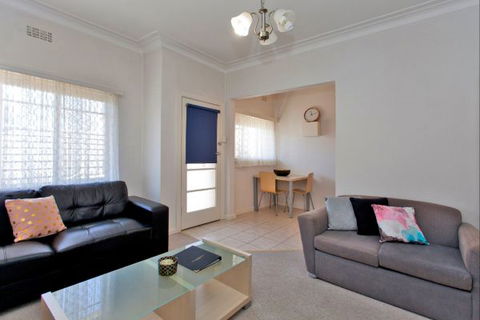 Relax On Regina - Accommodation Broome 55
