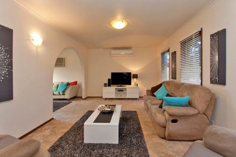 Relax On Regina - Accommodation Broome 69