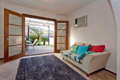 Relax On Regina - Accommodation Broome 70