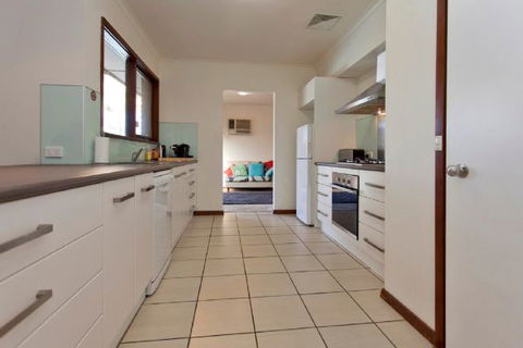 Relax On Regina - Accommodation Broome 71