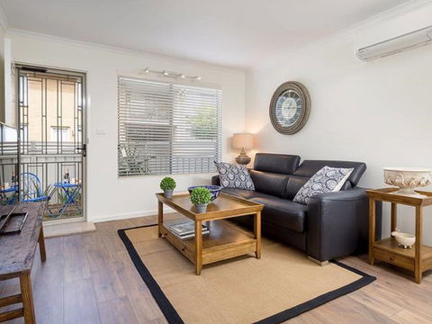 Relax On Regina - Accommodation Broome 35