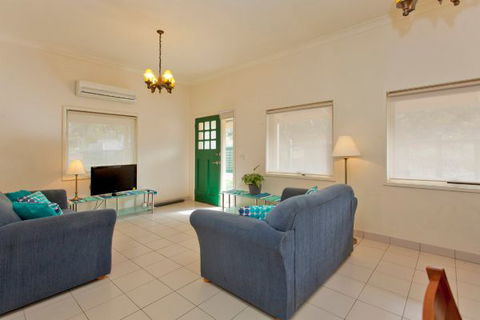 Relax On Regina - Accommodation Broome 49