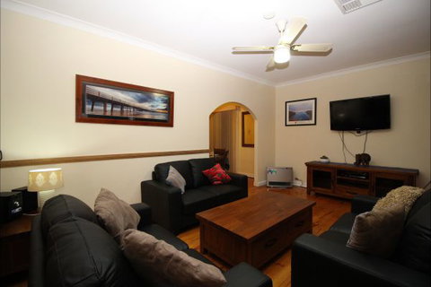 Christies Cottage For Holidays And Relocations. - Accommodation Broome 2