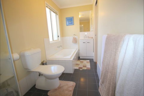 Christies Cottage For Holidays And Relocations. - Accommodation Broome 25