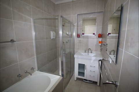 Christies Cottage For Holidays And Relocations. - Accommodation Broome 14