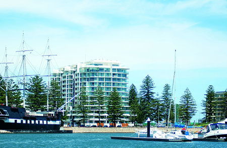 Oaks Liberty Towers - Accommodation Broome 1