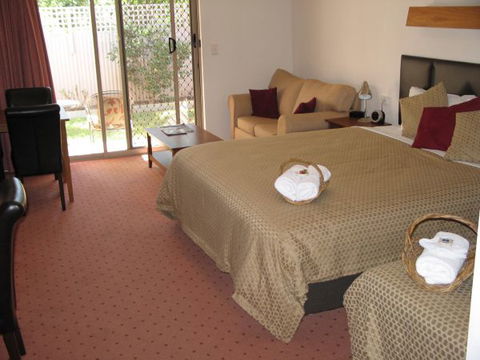 Golden Chain Wine Village Motor Inn - Accommodation Broome 1
