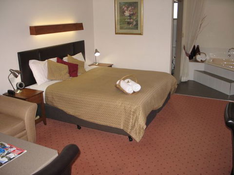 Golden Chain Wine Village Motor Inn - Accommodation Broome 2