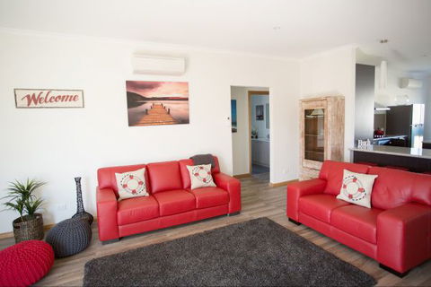 RED FIN Part Of BLUE FIN HOLIDAY HOMES - Accommodation Broome 0