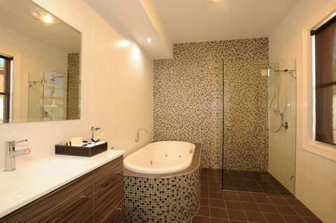 The Monarch: Tumut - Accommodation Broome 2