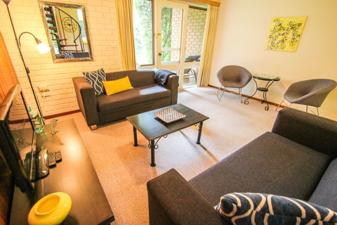 Cedar Holiday Units - Accommodation Broome 0