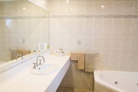 Endeavour Court Motor Inn - Accommodation Broome 2