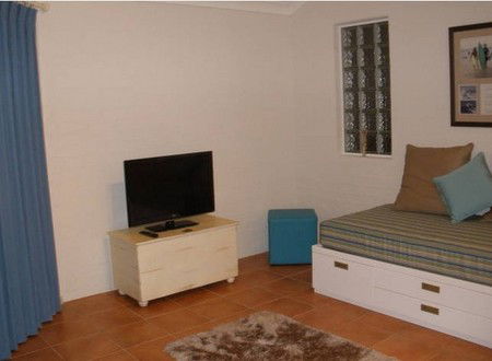 Angourie Waves - Accommodation Broome 2