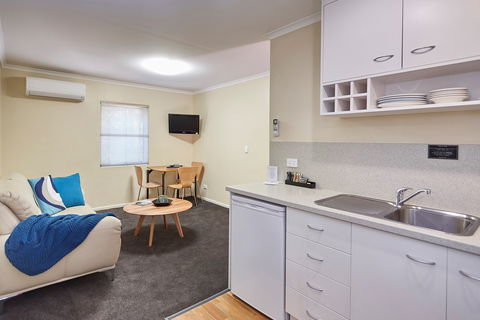 Elphin  Motel & Serviced Apartments - Accommodation Broome 2