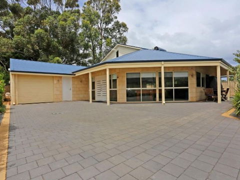 Falcon By The Bay - Accommodation Broome 1