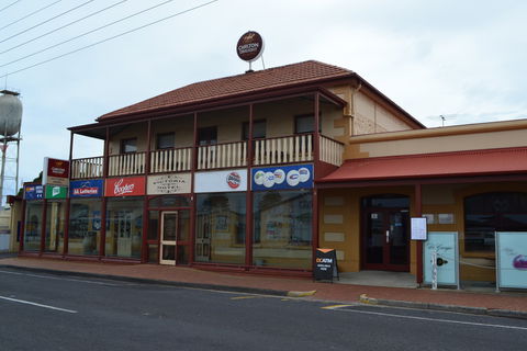 Victoria Hotel Port McDonnell - Accommodation Broome 0