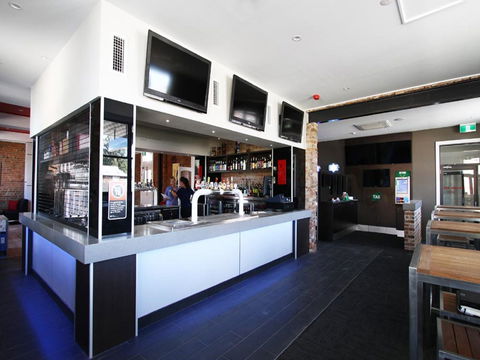 Cow And Calf Hotel - Accommodation Broome 0
