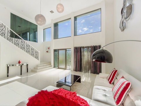 Riviera Waters Broadbeach - Vogue Holiday Homes - Accommodation Broome 1